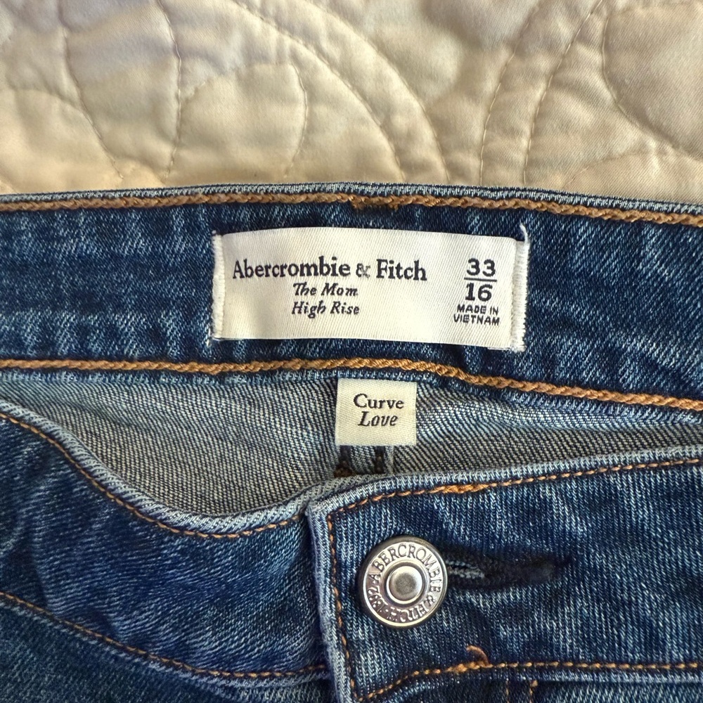 A&F Curve Love High Rise Mom Jeans - Picture 2 of 3